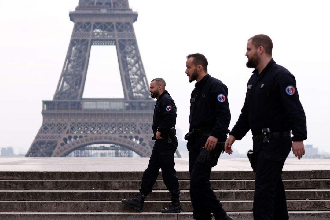 Policía francesa frente a la Torre Eiffel