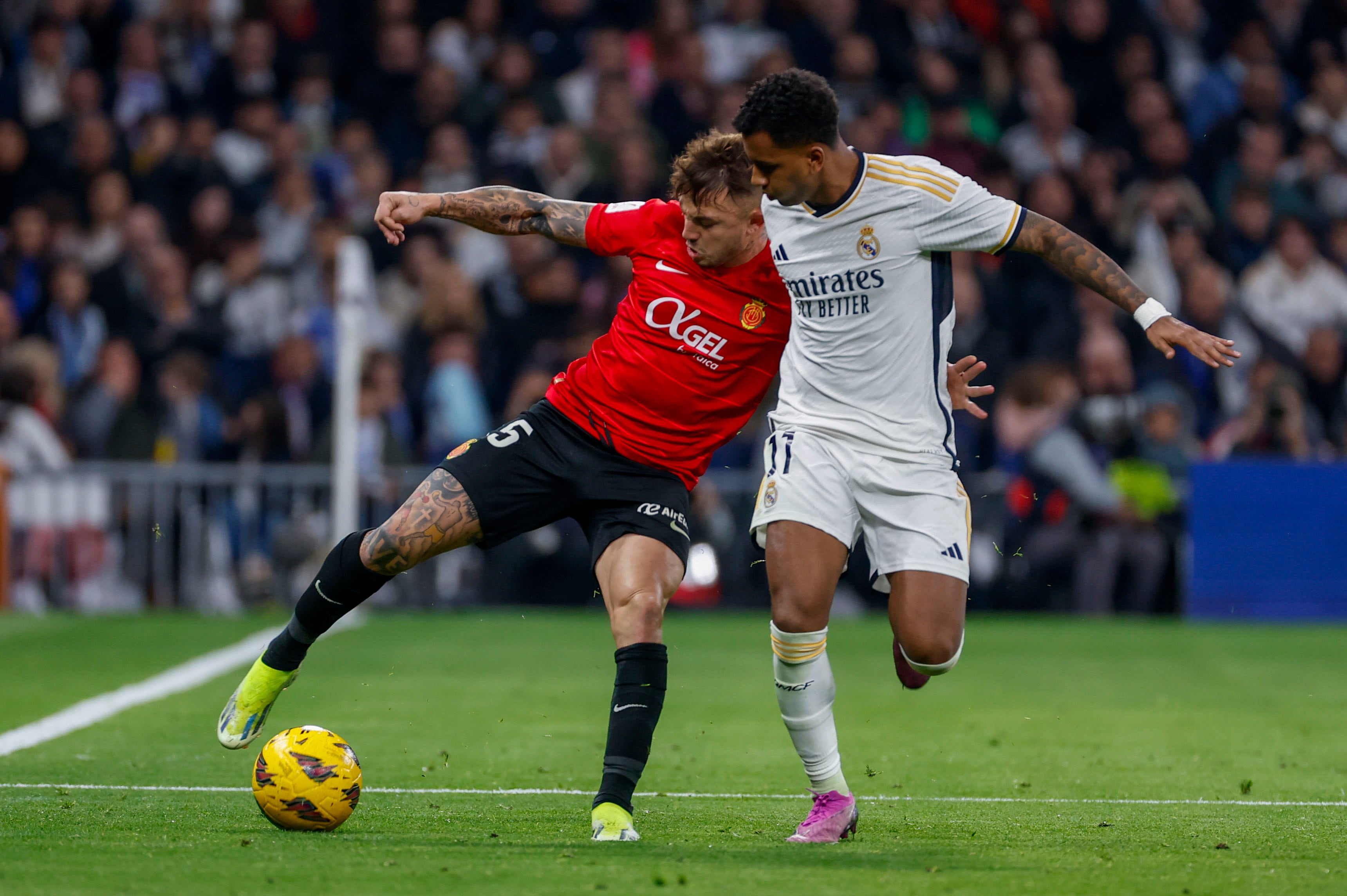 MADRID, 03/01/2024.- El delantero brasileño del Real Madrid Rodrygo Goes (d) lucha con Pablo Maffeo, del RCD Mallorca, durante el partido de la jornada 19 de LaLiga disputado entre el Real Madrid y el RCD Mallorca, este miércoles en el estadio Santiago Bernabéu. EFE/Javier Lizón
