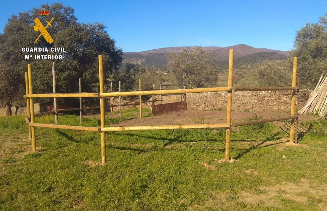 Picadero de caballos construido con los postes robados