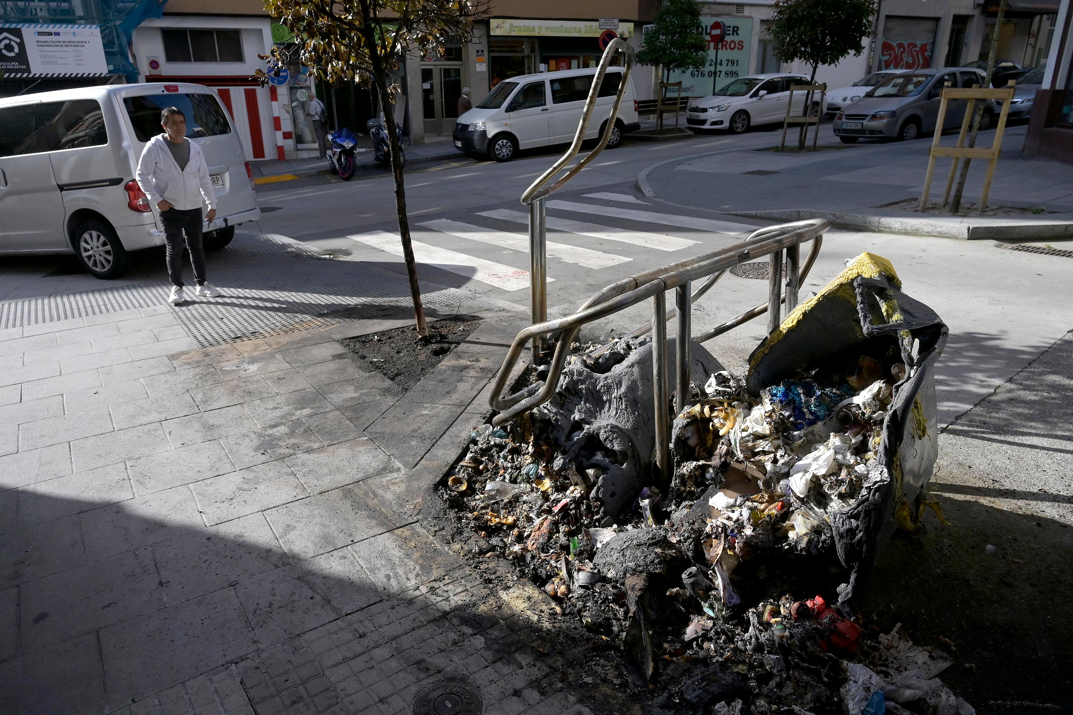 A CORUÑA, 23/07/2024.-Vista de residuos sólidos urbanos quemados en una calle de A Coruña este martes después de más de un mes de huelga.