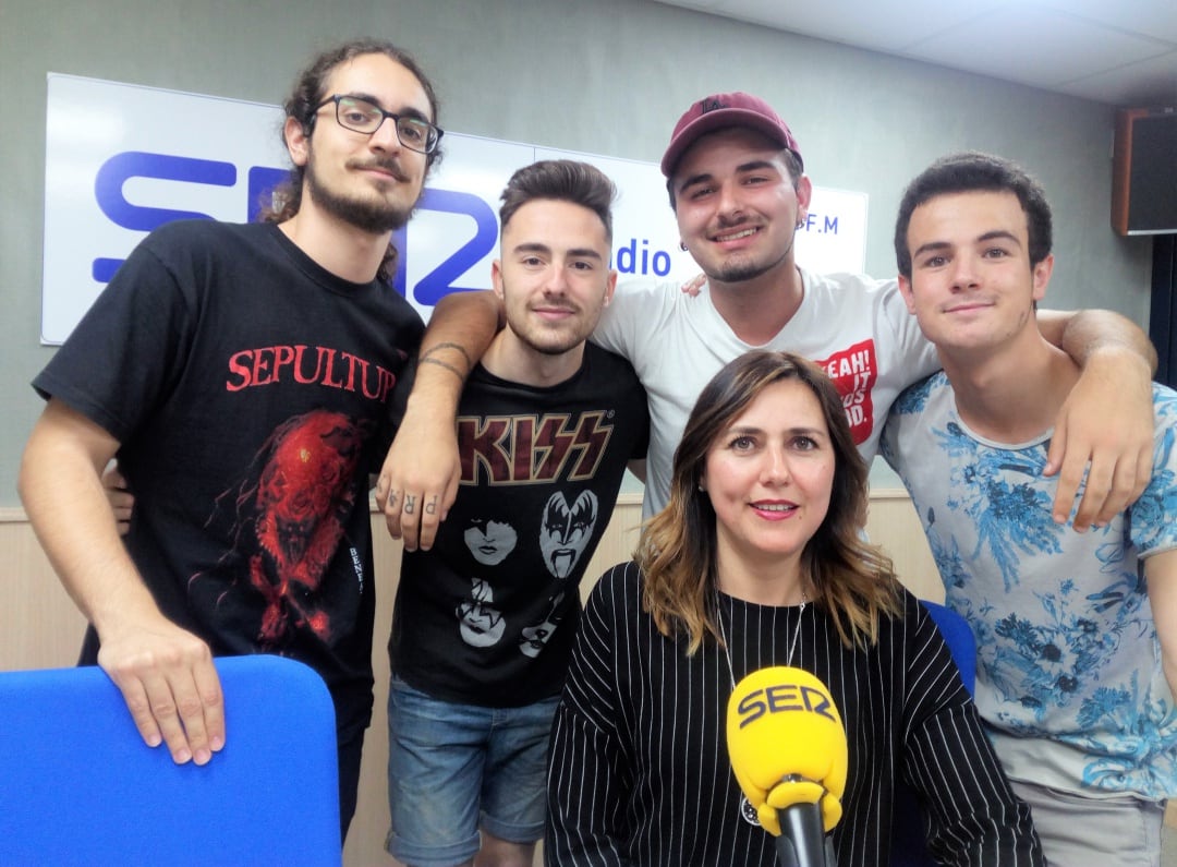 Javi, Borja, Andrés y Óscar, junto a la profesora de música Mª Luz Vañó, en el estudio de Radio Elda SER. 