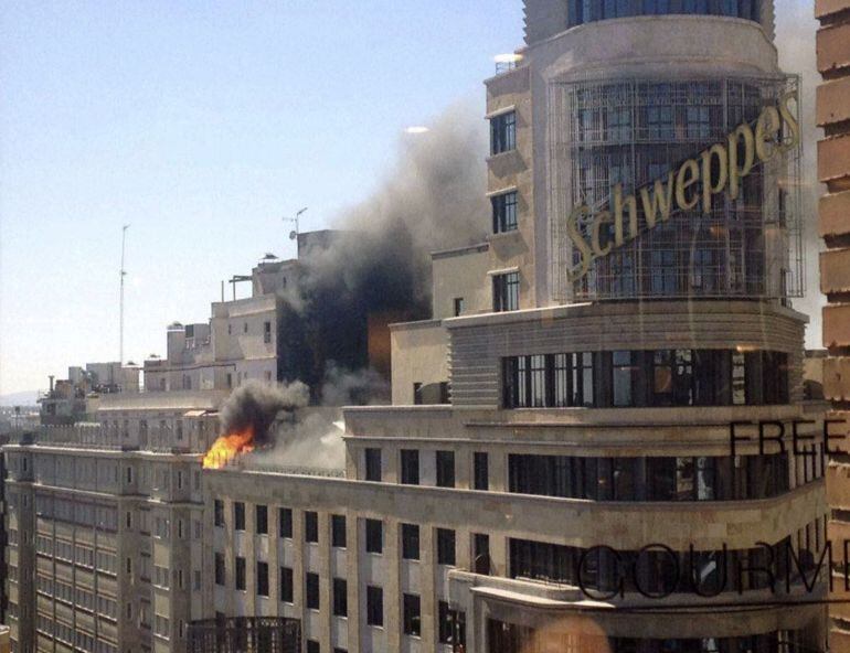 Imagen de un incendio registrado en la azotea del emblemático edificio Capitol, Carrión o del luminoso de Schweppes