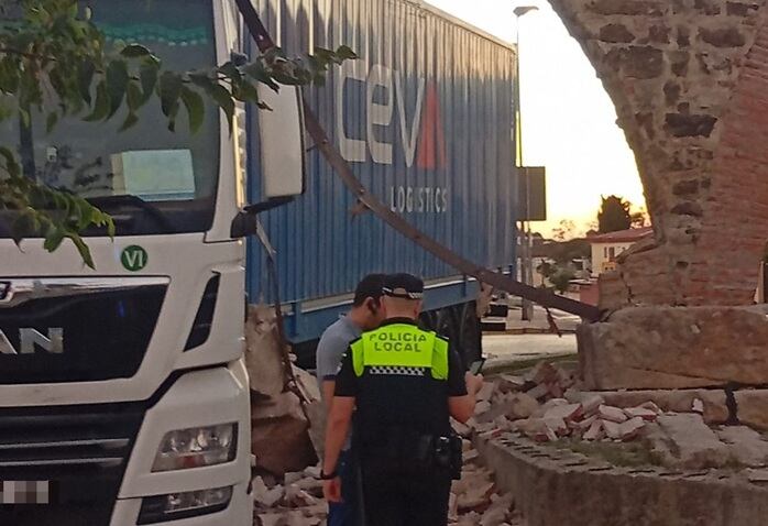 Un agente de Policía esta mañana junto al lugar de los hechos