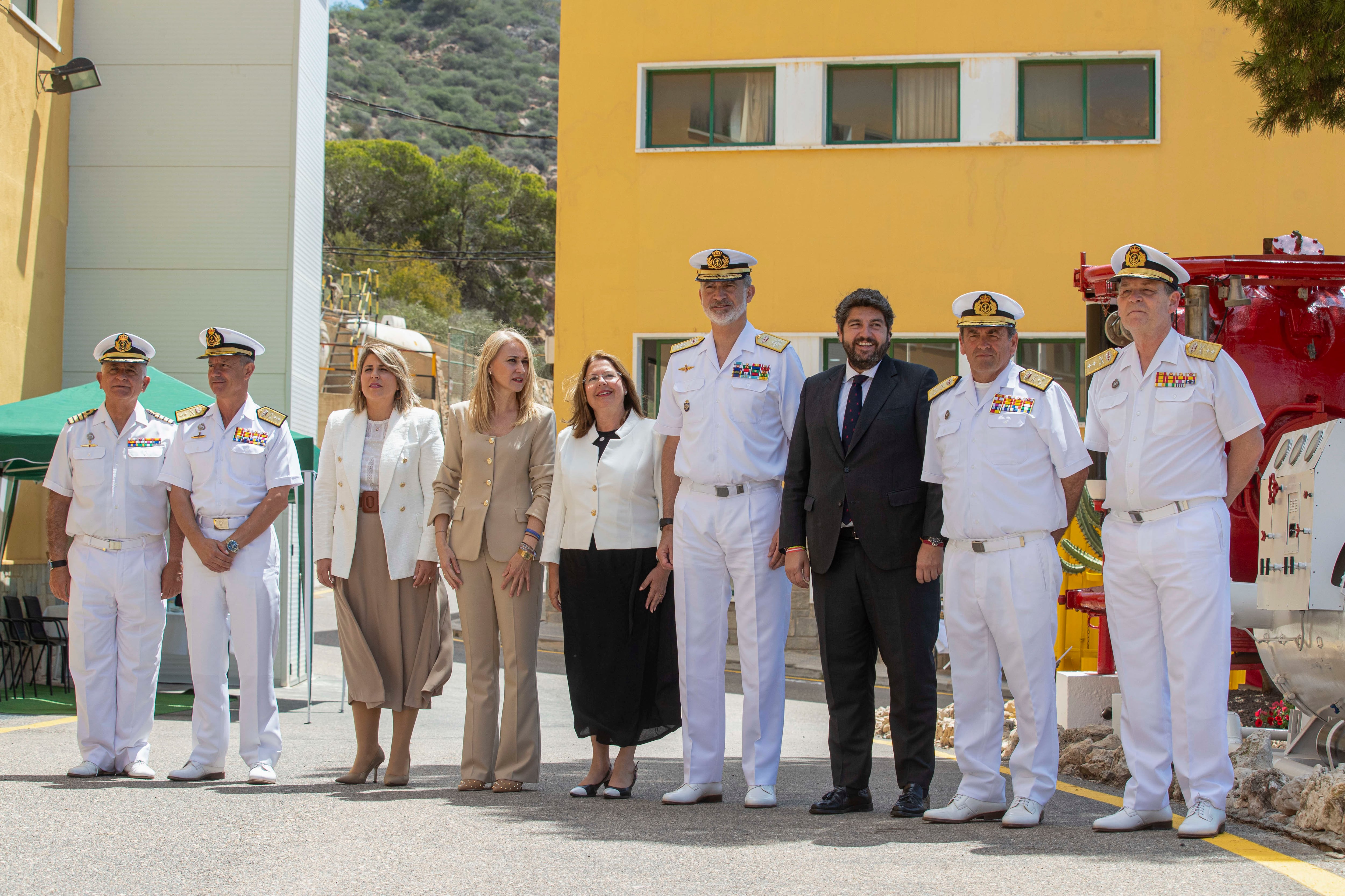 CARTAGENA, 20/05/2024.- Foto de familia del rey Felipe VI junto al presidente de la Comunidad de Murcia Fernando López Miras (3d), la delegada del gobierno en Murcia Mariola Guevara (4i), la presidenta de la Asamblea Regional de Murcia Visitación Martínez (5i), la alcaldesa de Cartagena Noelia Arroyo (3i), entre otros, durante un momento de la visita al centro de buceo de la Armada (CBA), donde ha asistido a una demostración de capacidades y materiales del personal y buques de la Unidad, este lunes en la Estación Naval de Algameca en Cartagena. EFE/Marcial Guillén

