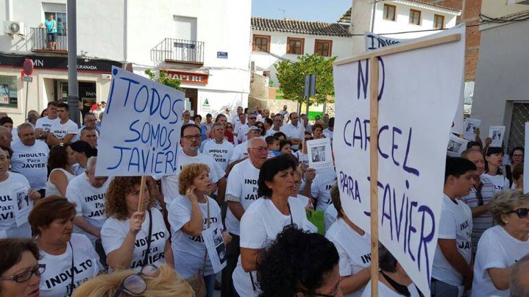 Los vecinos de Huesa se han manifestado para mostrar su apoyo a su ex alcalde, Francisco Javier Gómez Sevilla. 