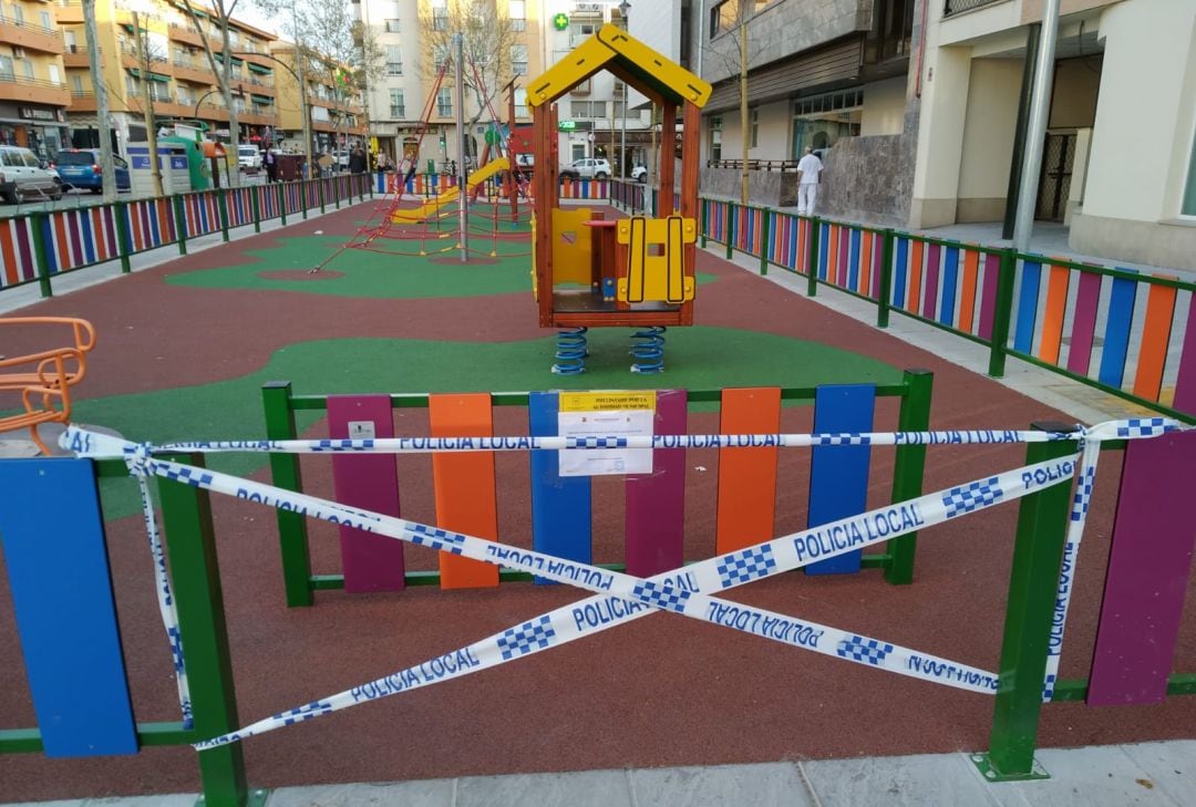 Precintado el parque infantil de la Avenida de Linares