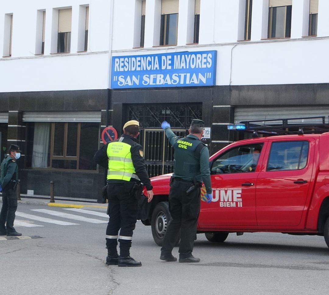 Militares de la UME y agentes de la Guardia Civil en la residencia de mayores de Montefrío (Granada)