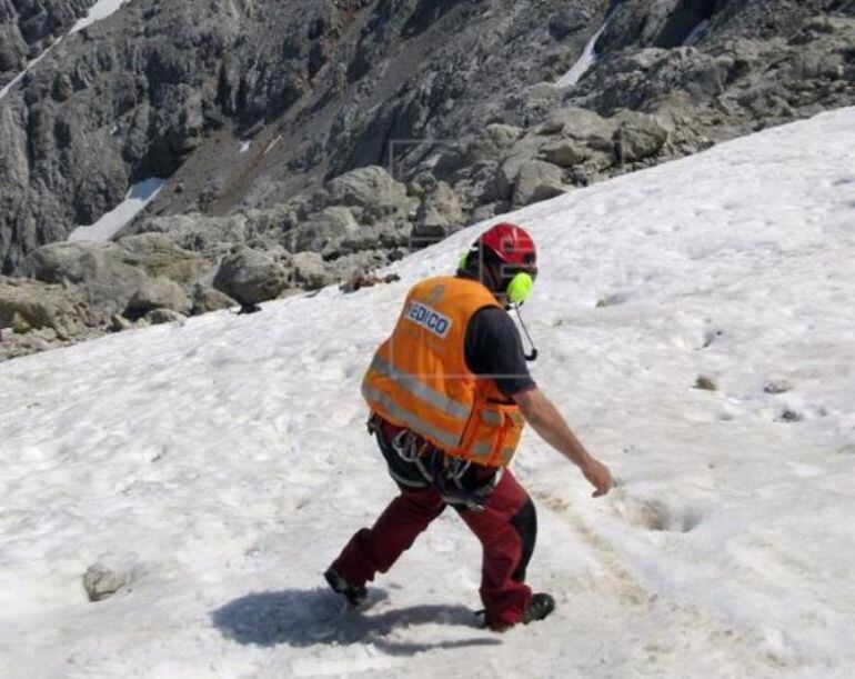 Servicios de emergencia trabajando. 