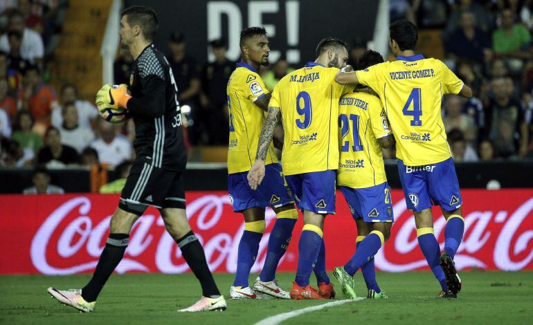 Jonathan Viera celebra con sus compañeros uno de los tantos de los canarios en Mestalla en la primera jornada de Liga.