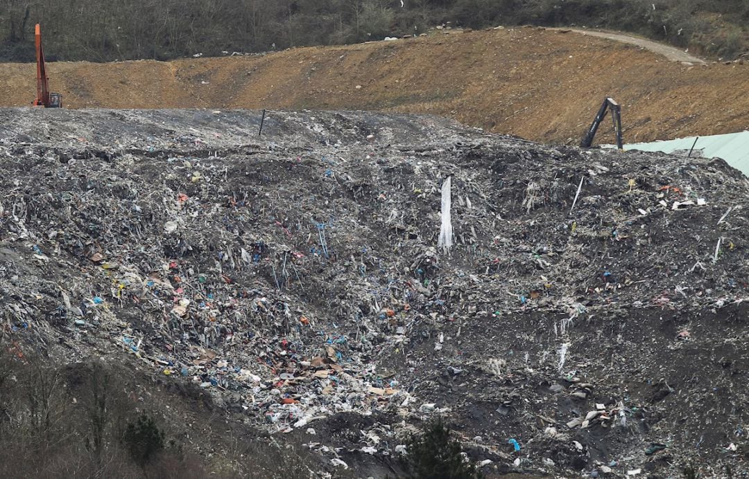 La familia de joaquín Beltrán, uno de los dos trabajadores desaparecidos en el derrumbe del vertedero de Zaldibar (Bizkaia) el pasado 6 de febrero, ha denunciado este martes el &quot;despropósito absoluto&quot; de los &quot;comisarios políticos&quot; del operativo de rescate