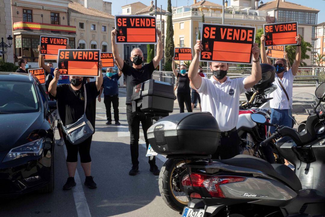 Hosteleros de Totana cortaron la plaza del ayuntamiento de forma espontánea para protestar por que el municipio retrocede a la fase 1 de la desescalada 