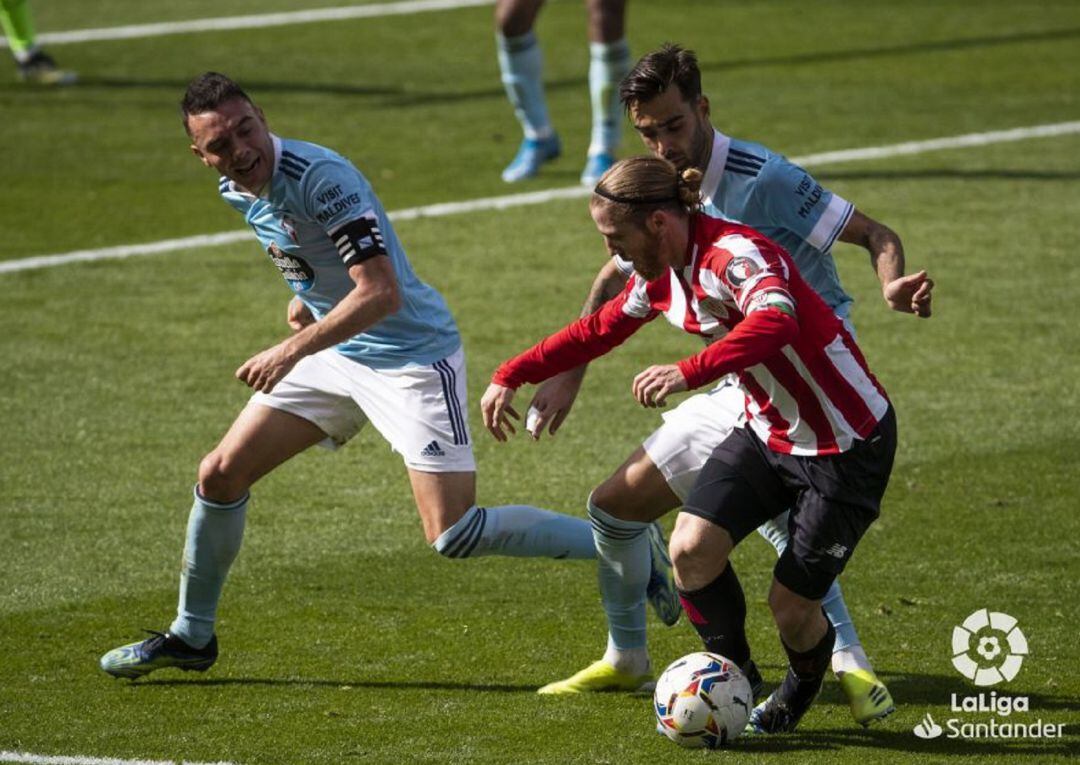 Muniain intenta zafarse de la presión de Brais y Aspas. 