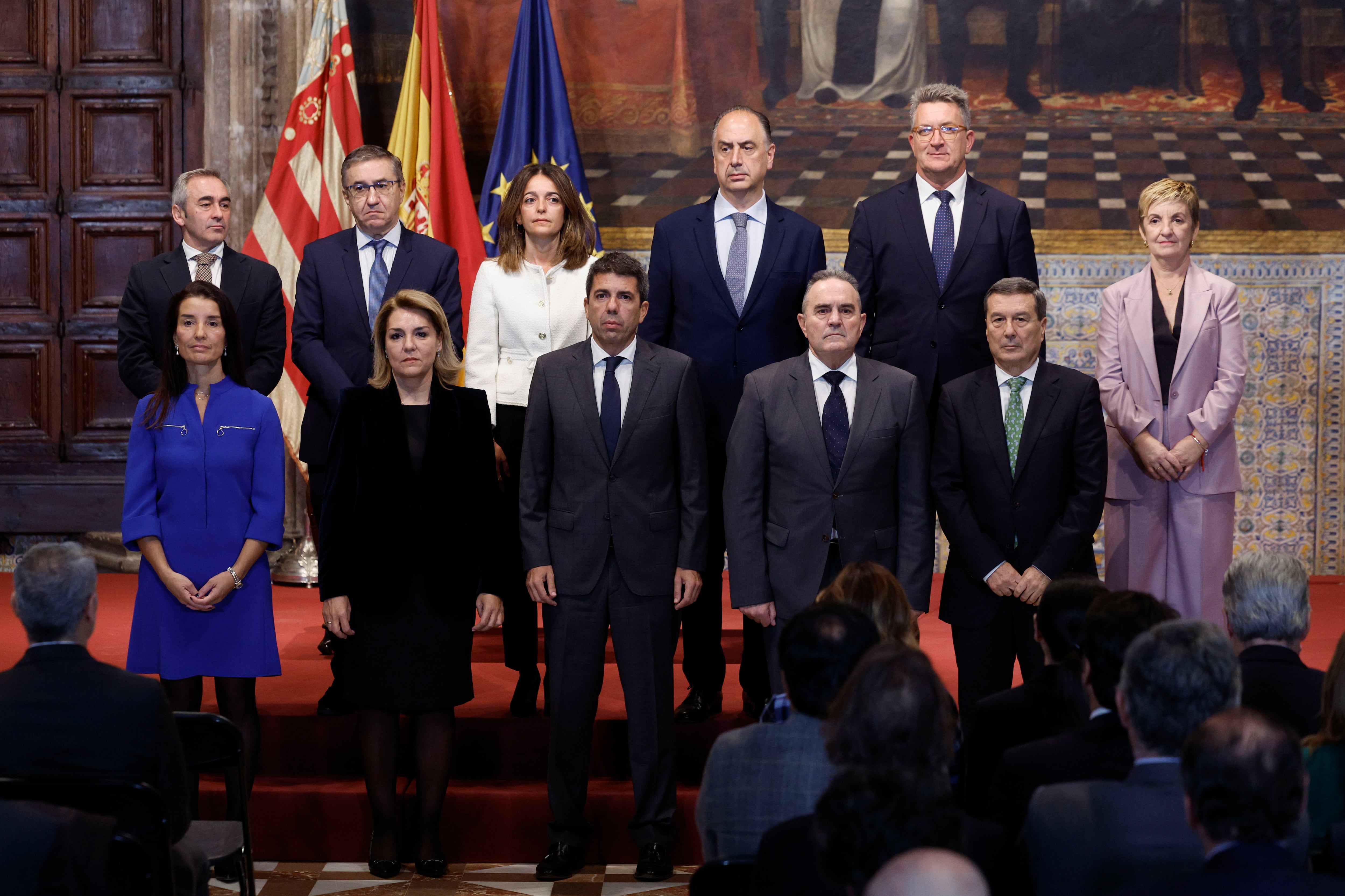 El president de la Generalitat valenciana, Carlos Mazón (C), preside este martes la toma de posesión de los cuatro nuevos consellers del Gobierno valenciano: la de Justicia y Administración Pública, Nuria Martínez (3i, fila de arriba), el de Emergencias e Interior, Juan Carlos Valderrama (2d, fila de arriba), la de Innovación, Industria, Comercio y Turismo, Marián Cano (d), y el vicepresidente segundo y conseller para la Recuperación Económica y Social de la Comunitat Valenciana, Francisco José Gan Pampols (3d, abajo).