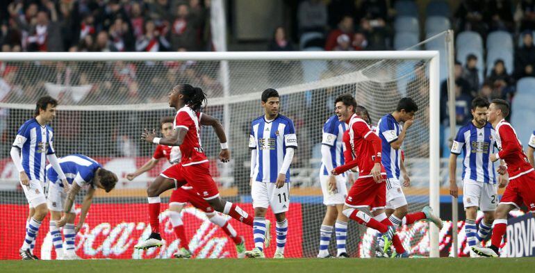 GRA215. SAN SEBASTIÁN, 17/01/2015.- El delantero angoleño del Rayo Vallecano &quot;Manucho&quot; Gonçalves (4i) celebra el gol marcado a la Real Sociedad durante el partido de la decimonovena jornada de Liga de Primera División, disputado hoy en el estadio de Anoeta de San Sebastián. EFE/Javier Etxezarreta