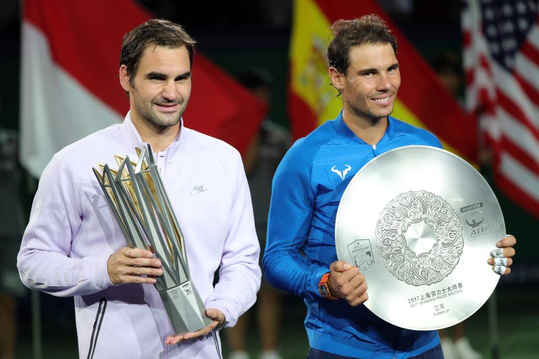 Roger Federer y Nadal en la entrega de trofeos del Masters 1000 de Shanghái 2017.