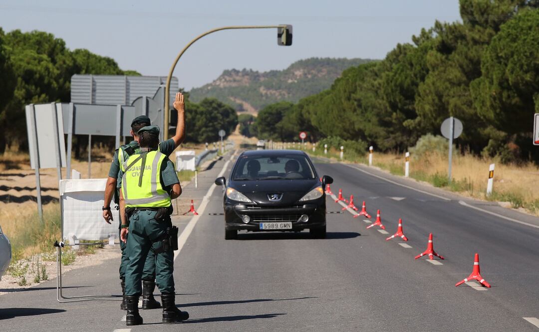 Control de la Guardia Civil en los accesos a las localidades de Íscar y Pedrajas de San Esteban tras decretar un juez el confinamiento de estos dos municipios