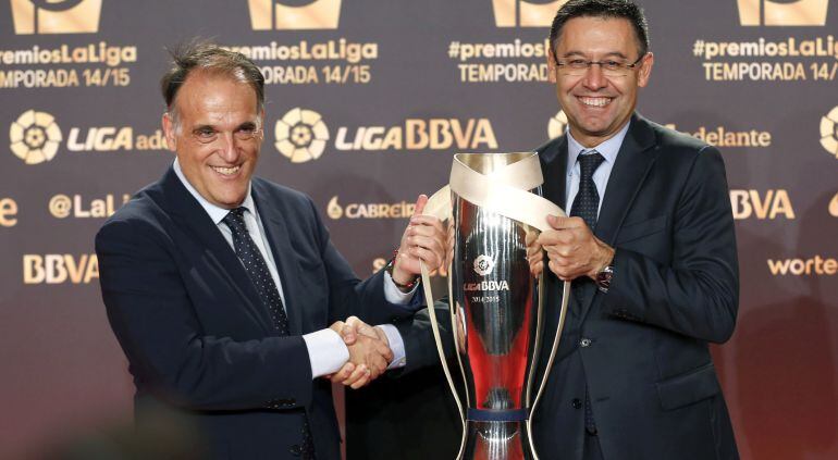 Tebas entrega un premio a Bartomeu