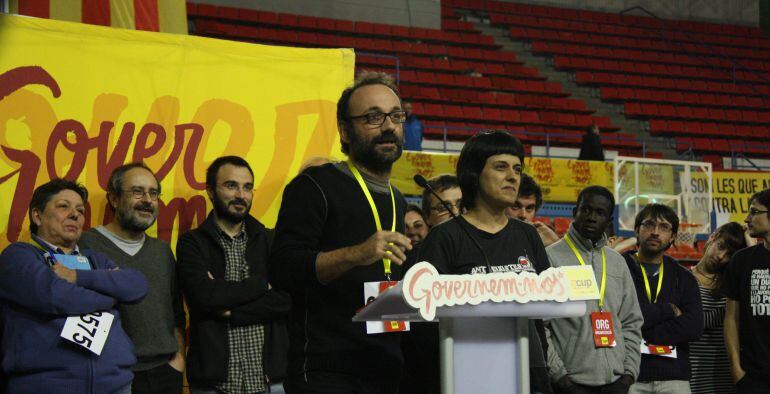 Els diputats de la CUP, Anna Gabriel i Benet Salellas, parlant davant del Debat Nacional de la CUP a Manresa 