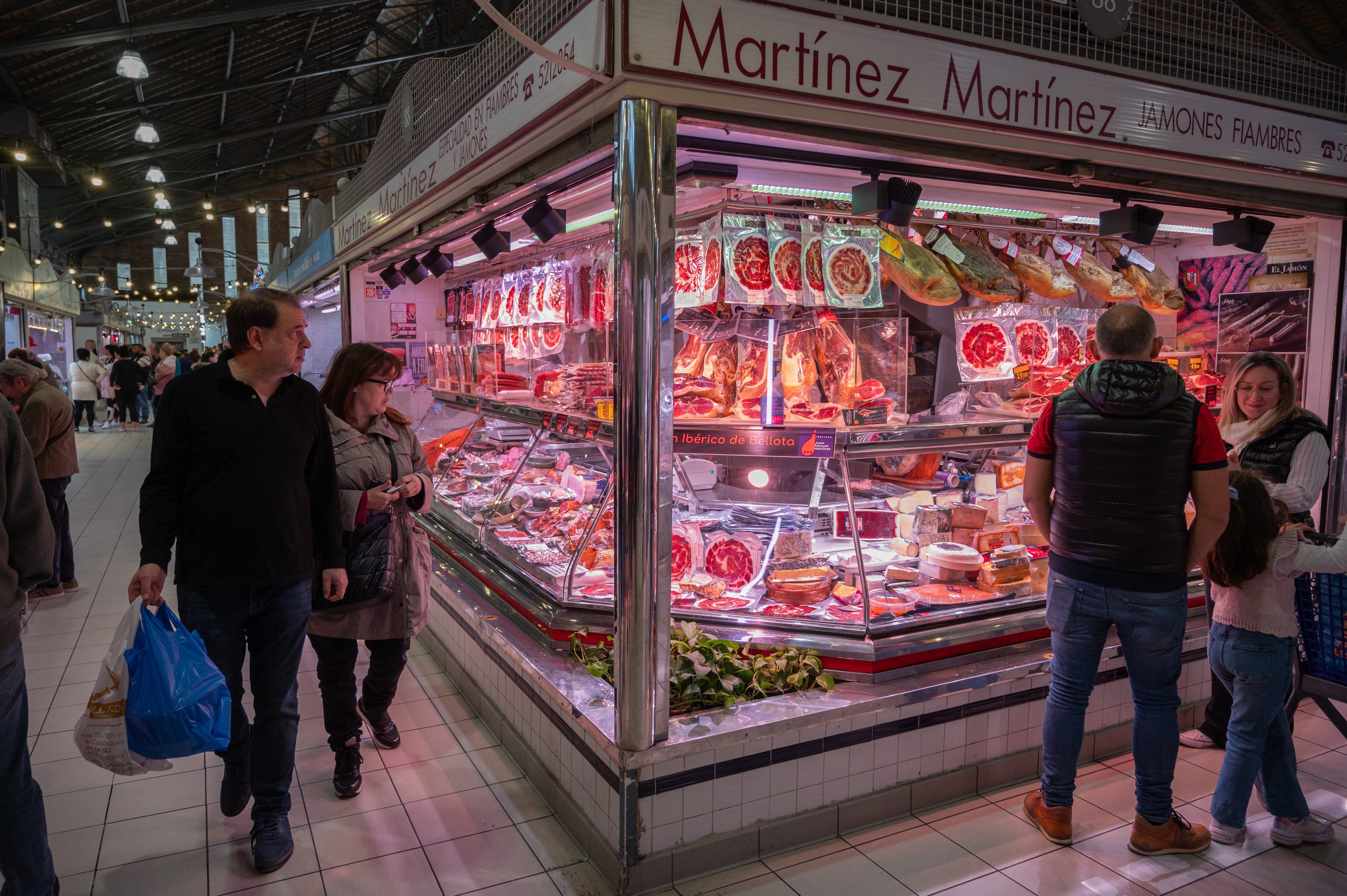 Puestos de venta de comida en el Mercado Central de Alicante antes de las Navidades.