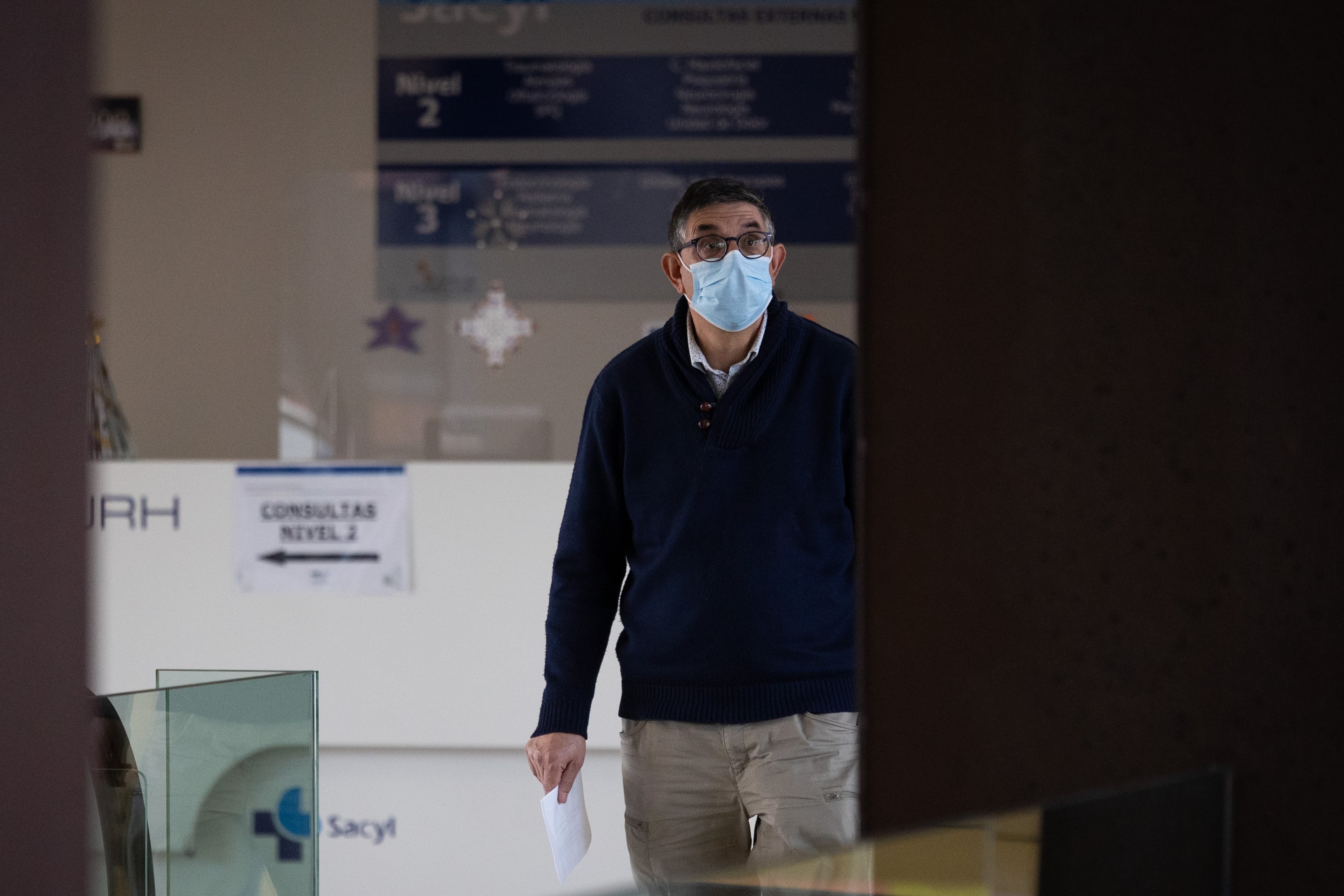 Un hombre lleva la mascarilla en un centro sanitario de Valladolid