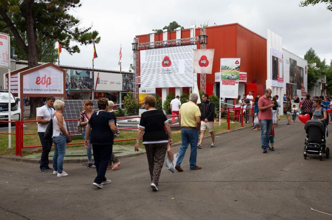 Personas paseando por la Feria. 