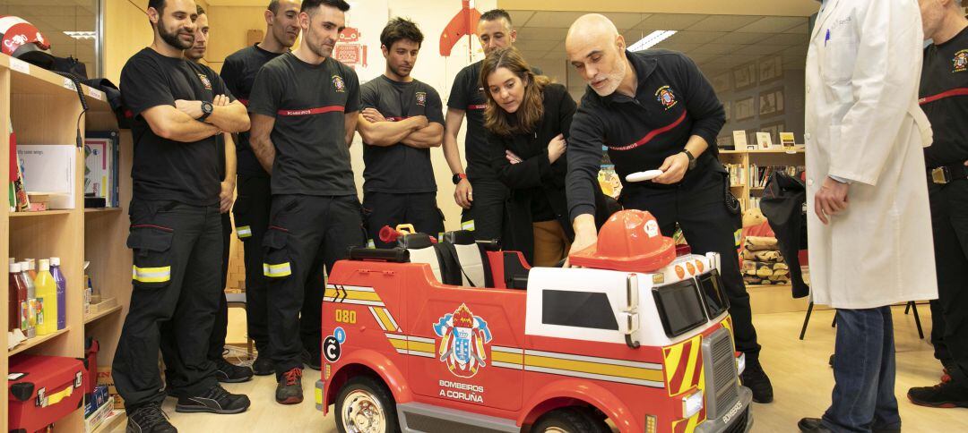 Una camilla con forma de camión de bomberos para los niños hospitalizados en el Materno de A Coruña
