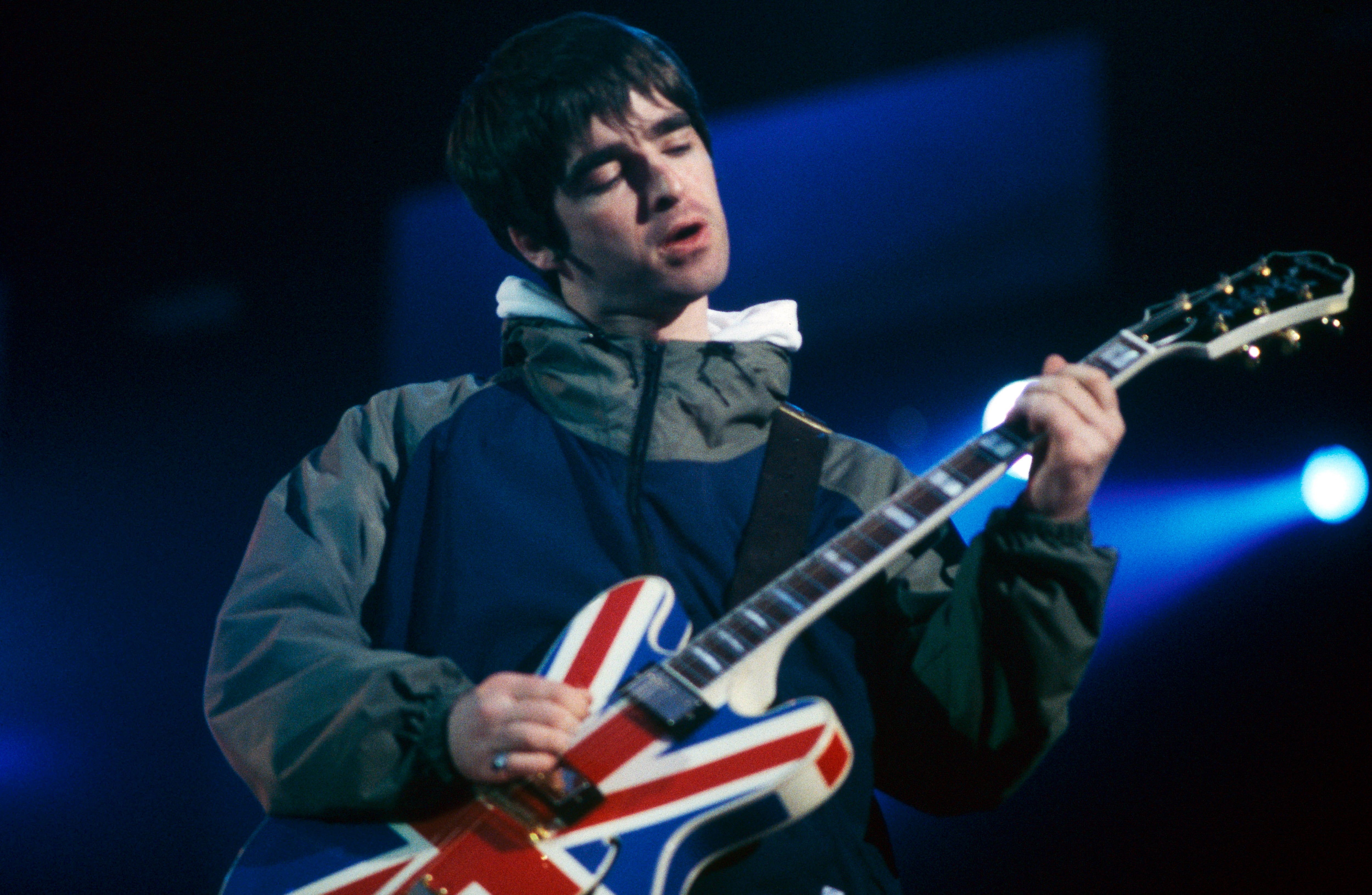 Noel Gallagher tocando su guitarra con la Union Jack  (Photo by Patrick Ford/Redferns)