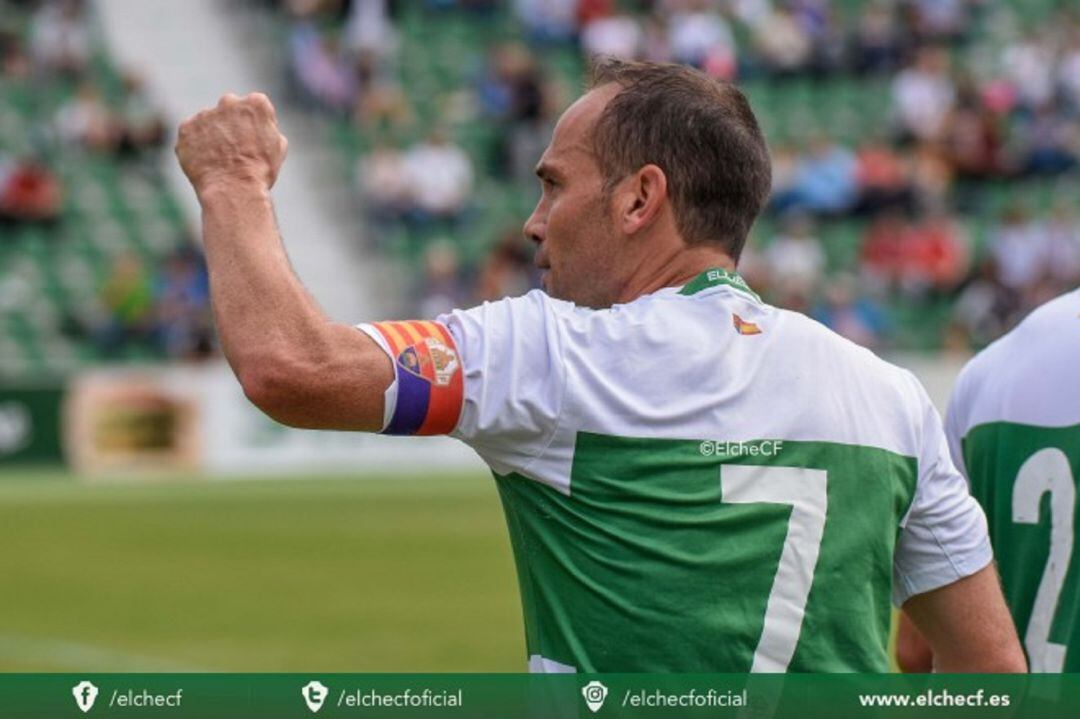 Nino celebra uno de sus goles con el Elche