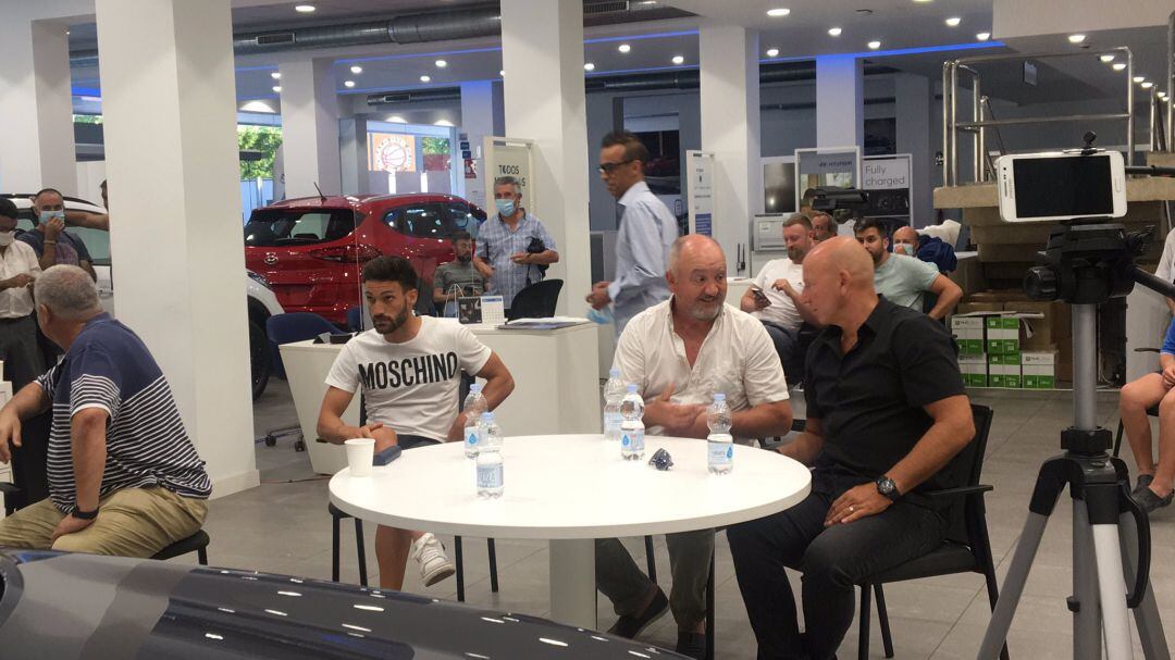 Manix Mandiola e Ingo Volckmann conversan durante el sorteo de playoff de ascenso a Segunda.