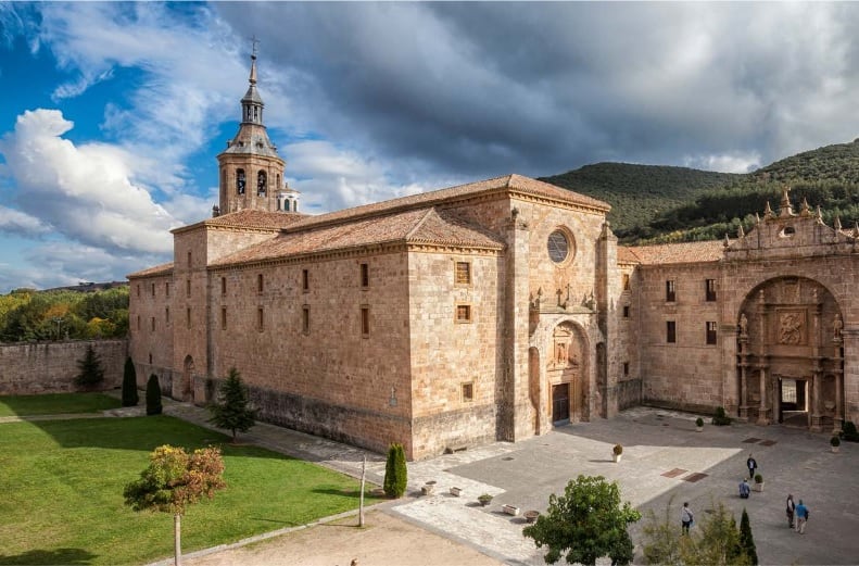 San Millán de la Cogolla (La Rioja) es el epicentro del proyecto Valle de la Lengua para impulsar la economía y el empleo en este ámbito del idioma, con especial repercusión en la cultura, el turismo y la creación de una industria tecnológica vinculada a la lengua.