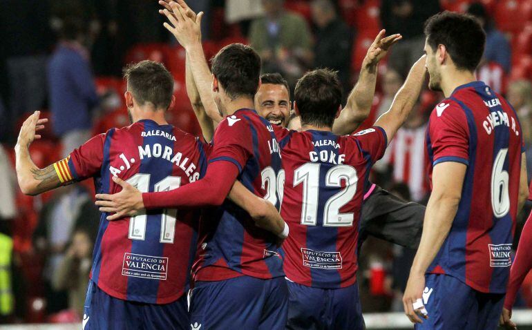 Los jugadores del Levante celebran la victoria del equipo granota frente al Athletic de Bilbao