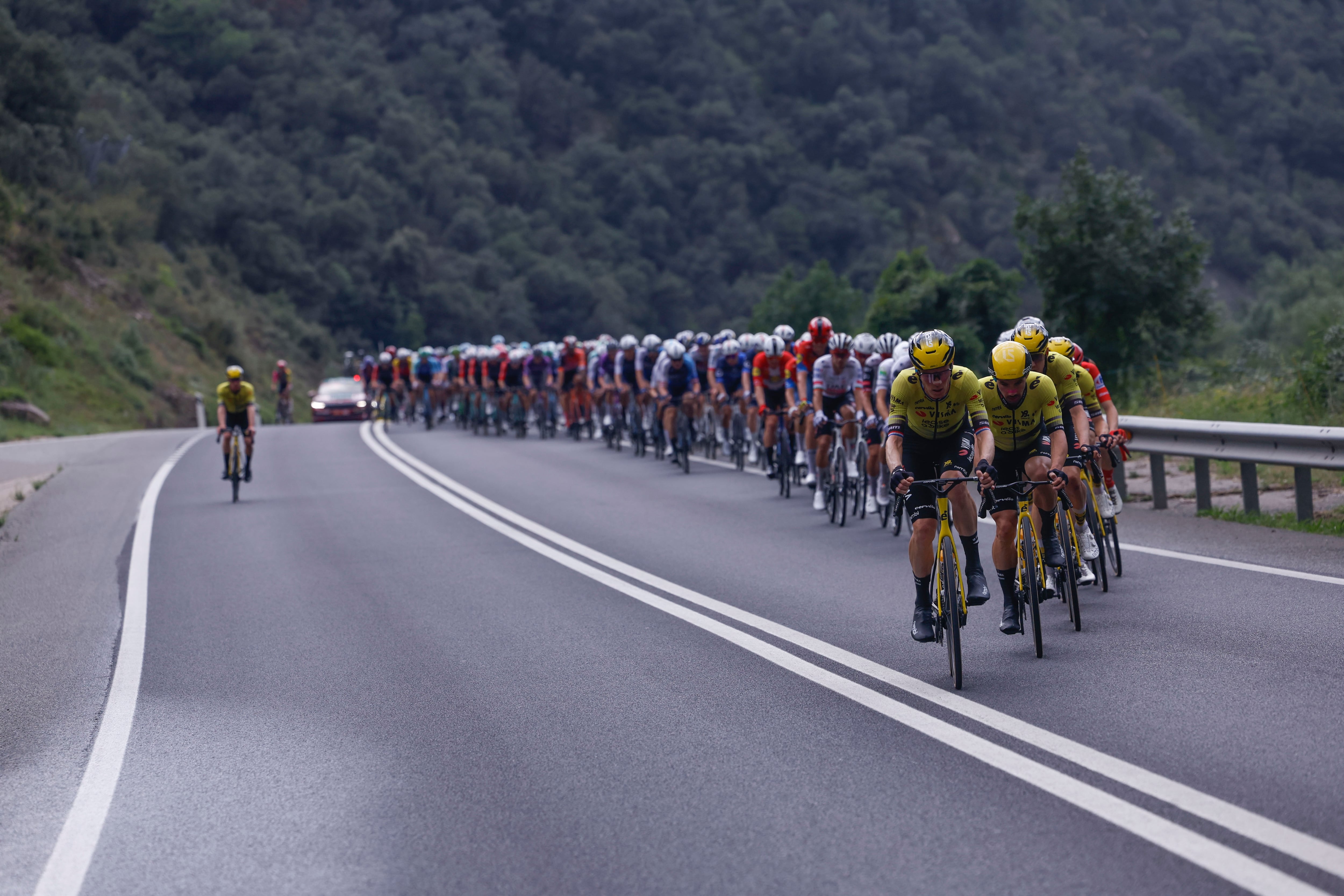 OLOT (GIRONA), 28/08/2025.- Ciclistas del equipo Visma-Lease a bike a la cabeza del pelotón durante la sexta etapa de La Vuelta a España, este jueves, en la primera etapa de montaña con un recorrido de 171 kilómetros entre Olot (Girona) y Pal (Andorra). EFE/ Javier Lizón
