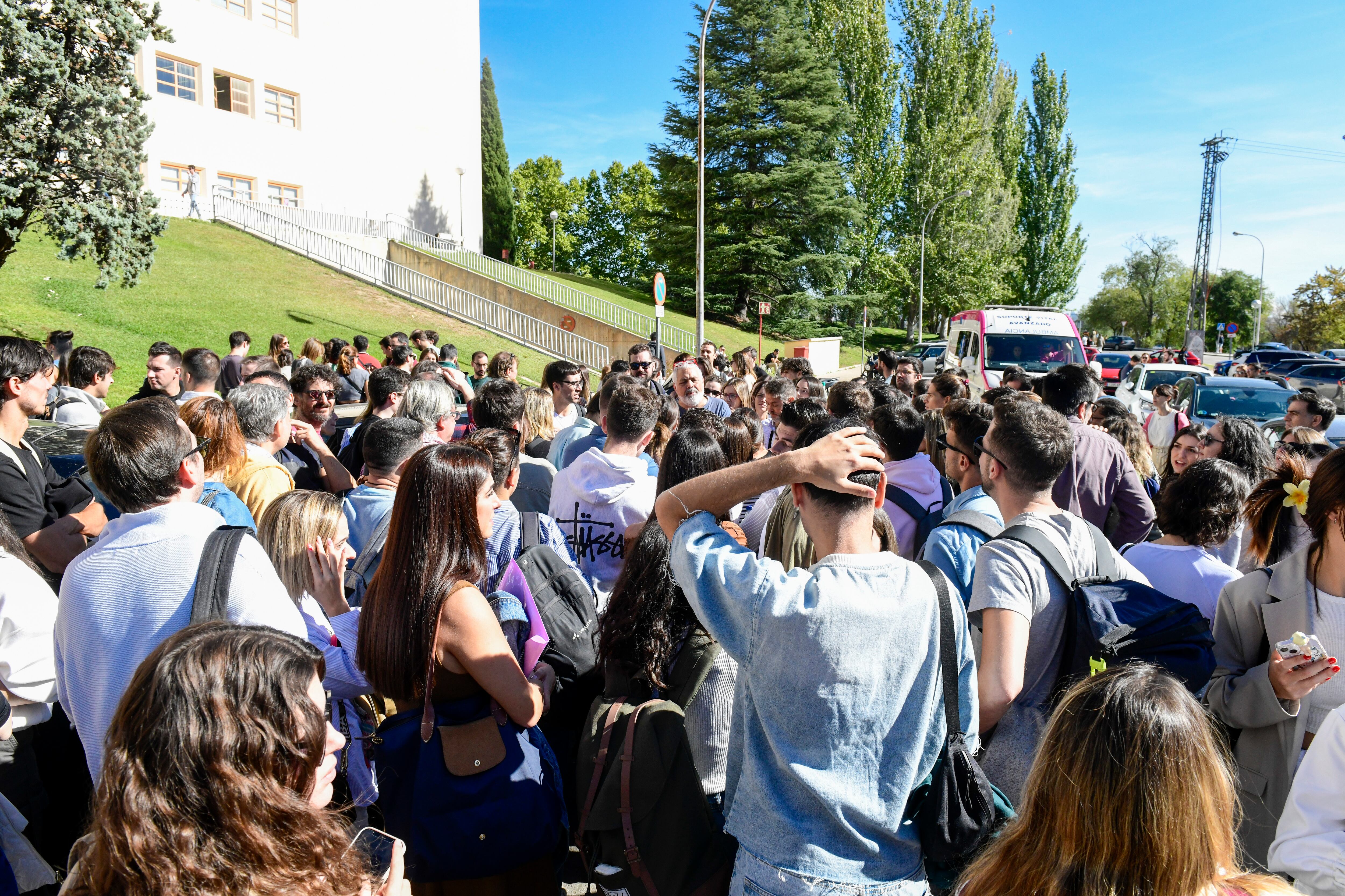 Aspirantes a personal fijo de RTVE en la categoría de informador en el exterior de la Facultad de Ciencias Económicas de la Universidad Complutense de Madrid después de que se aplazaran las oposiciones