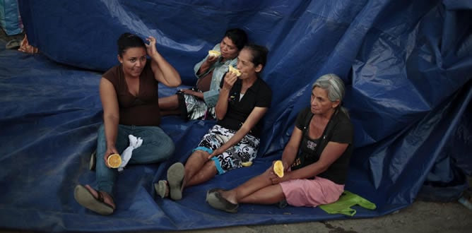 Familiares de los presos fallecidos o desaparecidos en la cárcel de Comayagua esperan a tener noticias sobre los suyos