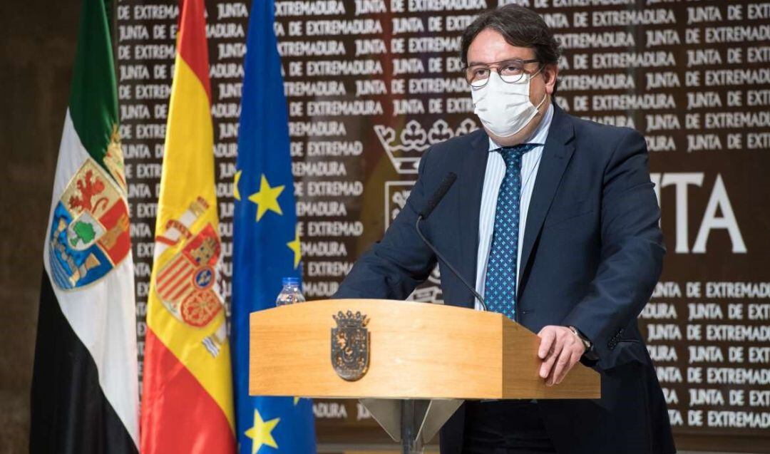 El vicepresidente segundo de la Junta y consejero de Sanidad, José María Vergeles