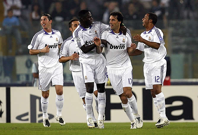 Van Nistelrooy celebra el primer de los dos goles que marcó en el Olímpico de Roma.