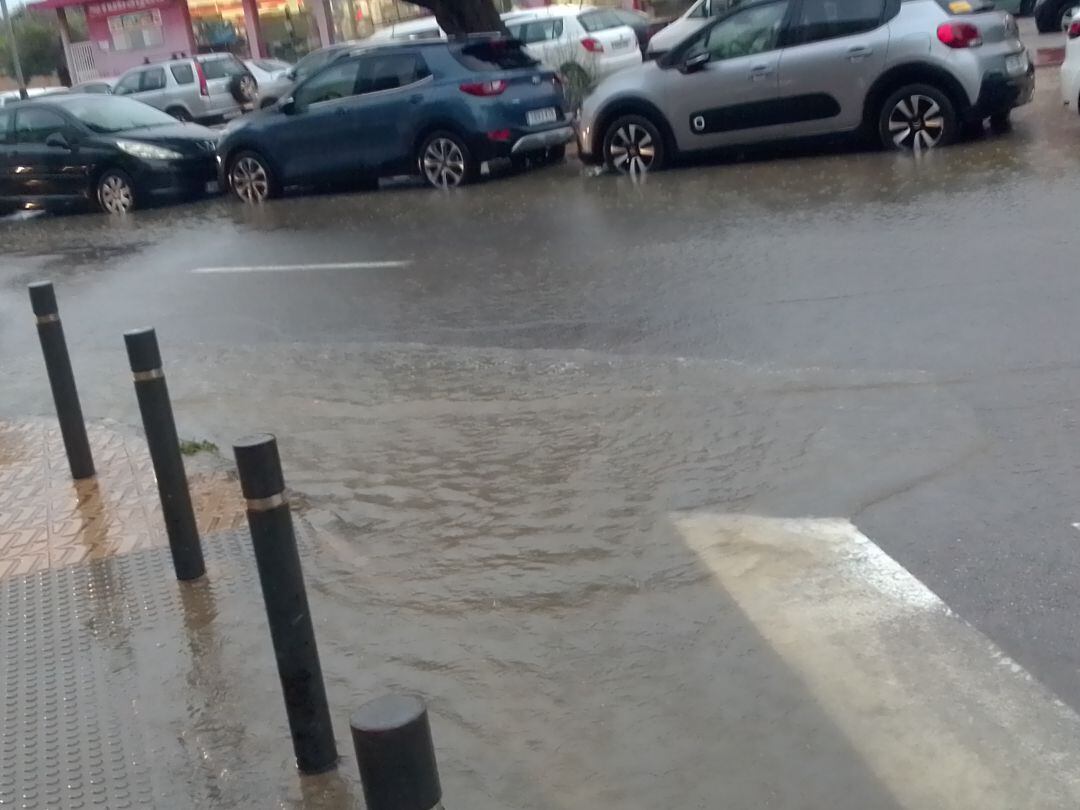 Imagen de una de las calles de la ciudad de Ibiza anegadas por el agua acumulada
