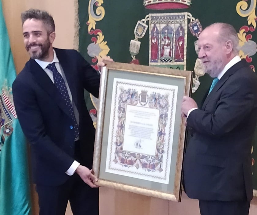 Roberto Leal recibiendo el título de Hijo Predilecto de la Provincia de Sevilla