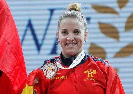 La coruñesa Irene Martínez posa en el podio con su medalla de bronce durante los Campeonatos de Europa de Halterofilia en Bucarest