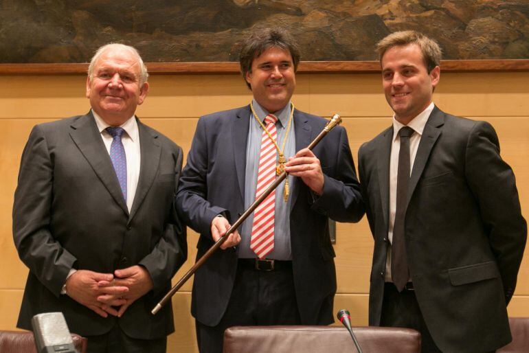 Fermí Santamaria (el diputat de més edat), Pere Vila (nou president de la Diputació) i Jordi Camps (el diputat més jove).