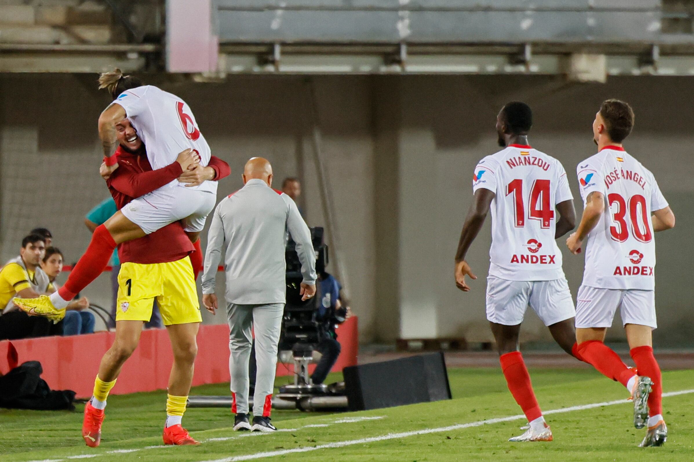 PALMA DE MALLORCA, 15/10/2022.- El centrocampista serbio del Sevilla Nemanja Gudelj (2i) celebra con su compañero Marko Dmitrovic, su gol ante el Mallorca, durante el partido de Liga en Primera División que disputan este sábado en el Visit Mallorca Estadi. EFE/Cati Cladera