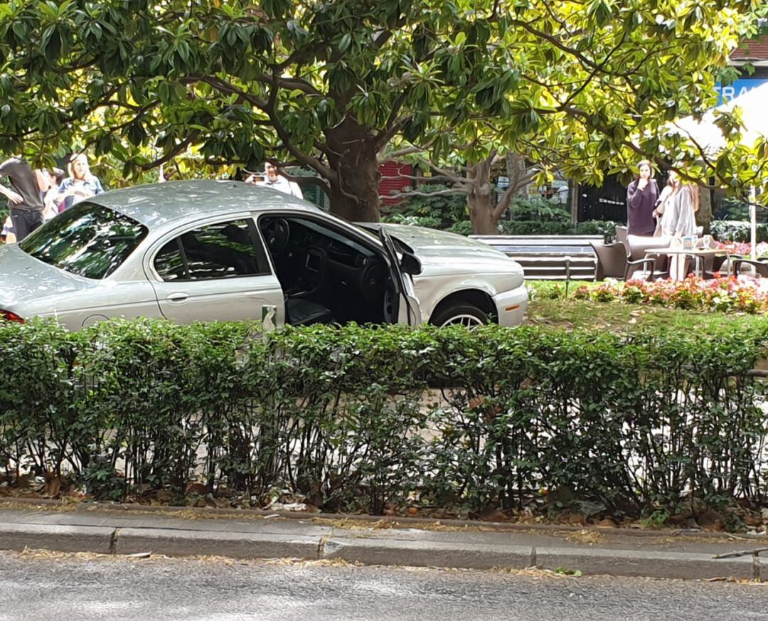 Así ha quedado el vehículo tras atravesar el seto en Constitución.