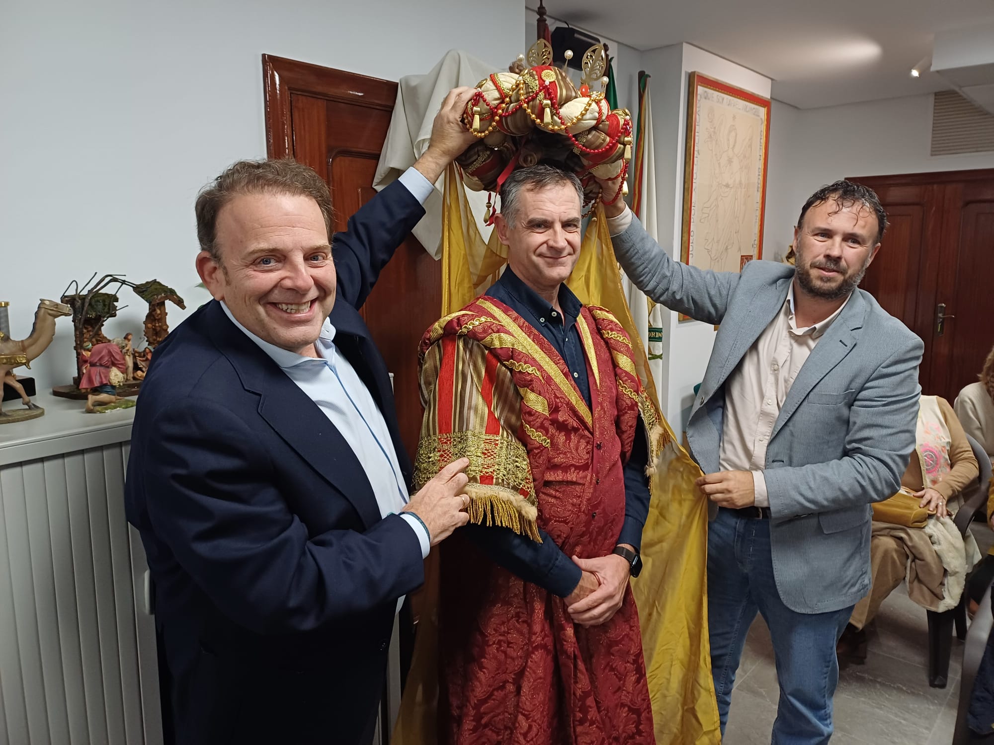 El concejal de Fiestas y Tradiciones, Julián Urbano, y el presidente de la Federación de Peñas, Juan Serrano, junto a Francisco José Pérez, elegido rey Gaspar.