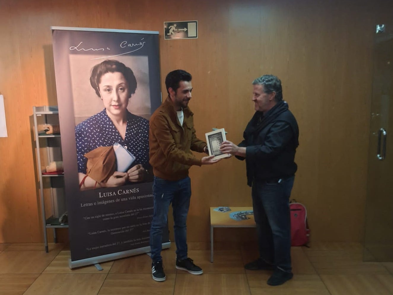 El nieto de la escritora Luisa Carnés recibe un reconocimiento del Ayuntamiento de Ciempozuelos en la inauguración de la exposición sobre su abuela, escritora enclavada en la conocida &#039;Generación del 27&#039;.