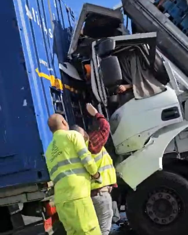 Choque de dos camiones en la A2