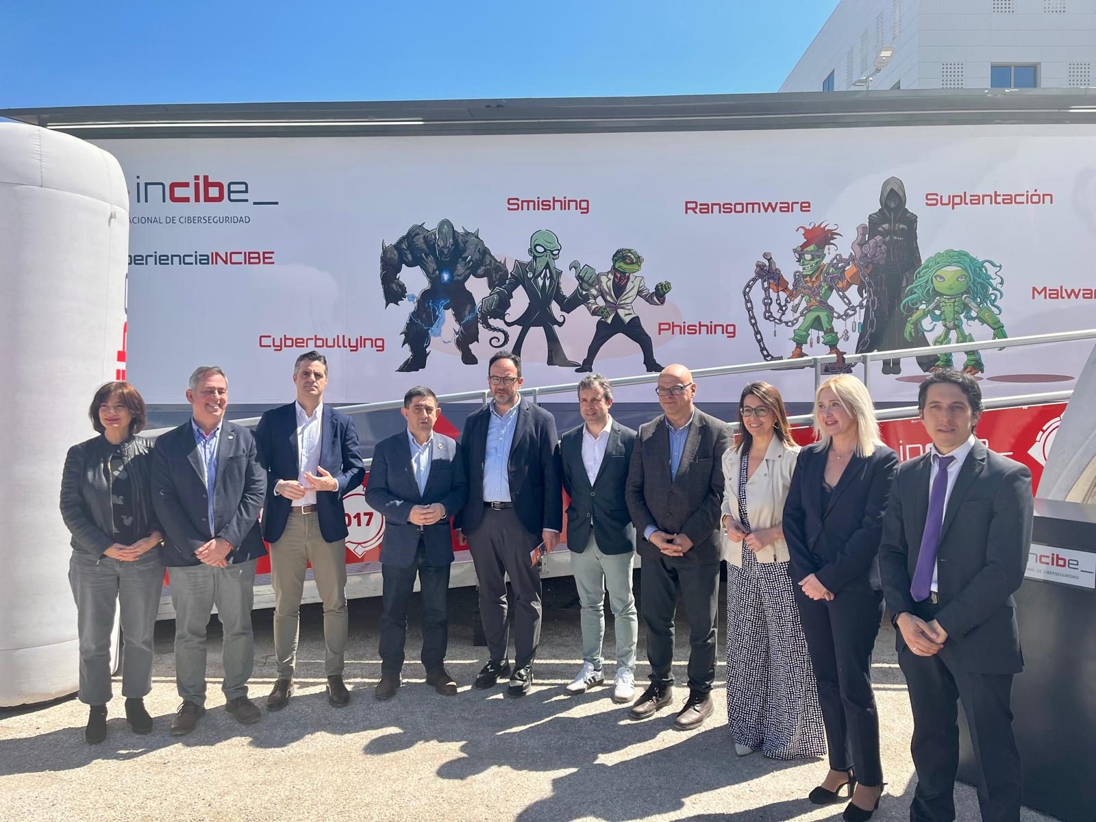 Foto de familia de la visita al Aula Móvil de INCIBE