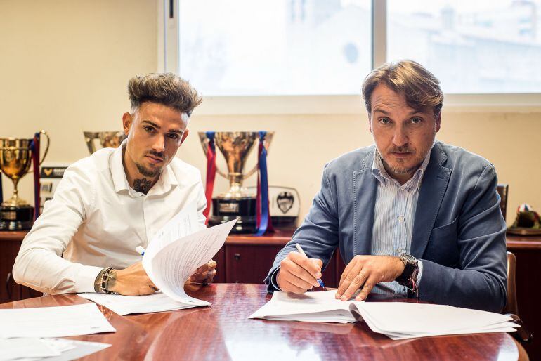 Roger firma su renovación con el Levante junto a Quico Catalán.