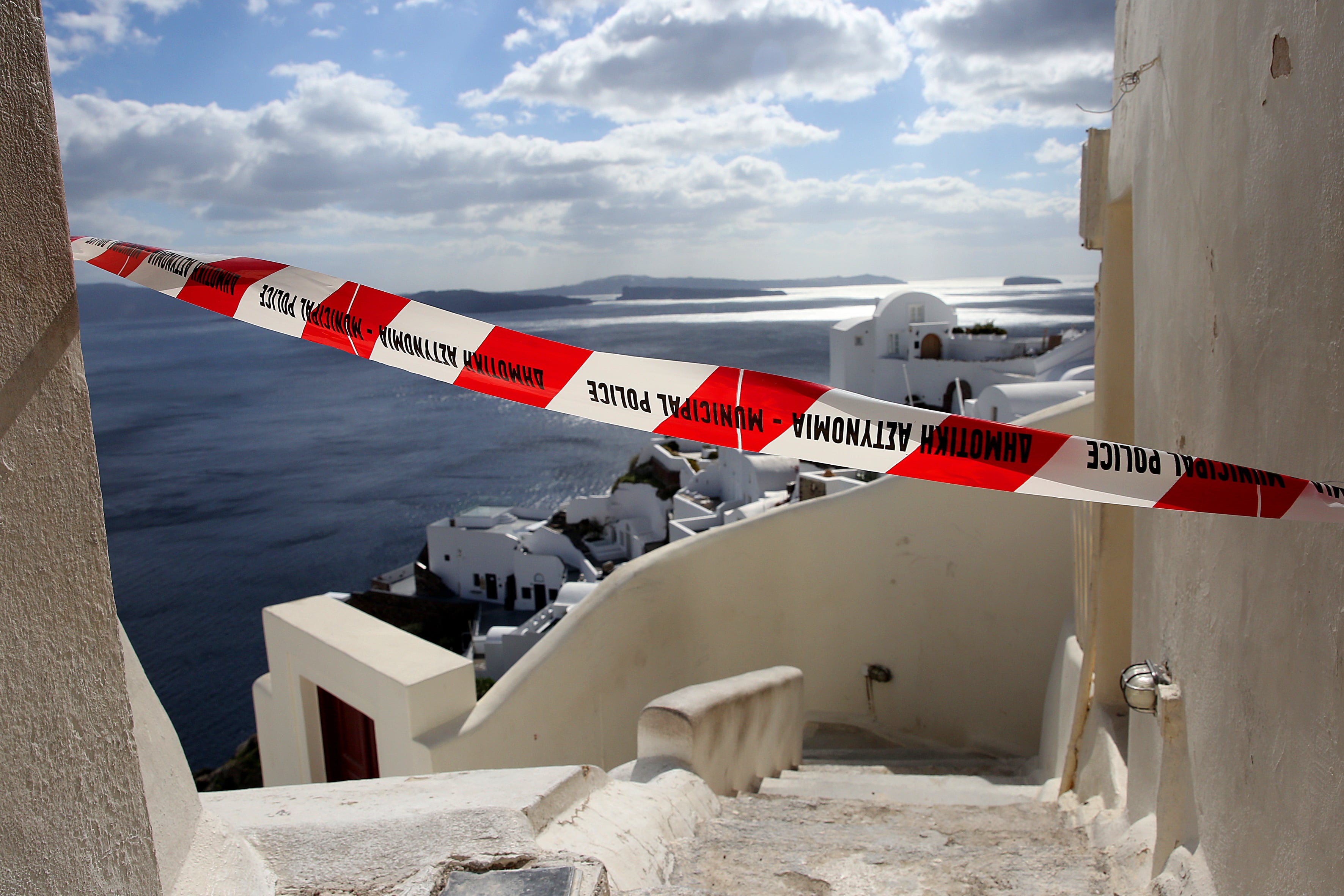 Un cordón policial ubicado en los acantilados de la isla de Santorini, ante el temor por la oleada de terremotos de los últimos días. EFE/EPA/ORESTIS PANAGIOTOU