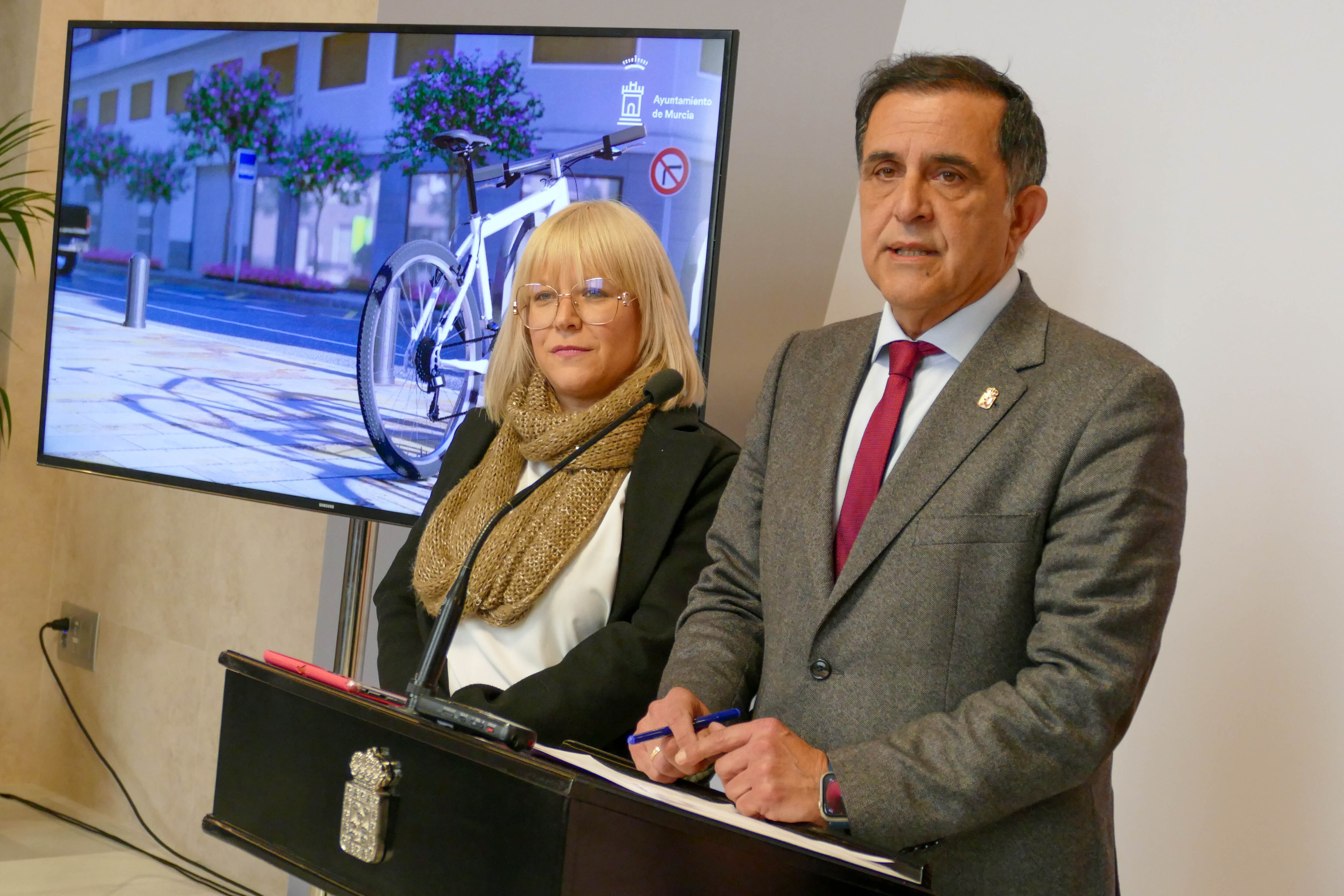 La concejala Ainhoa Sánchez junto a José Antonio Serrano, alcalde de Murcia