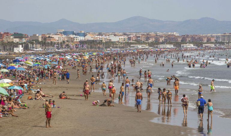 Miles de personas disfrutan de las buenas temperaturas en la playa de la Malvarrosa de Valencia.